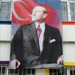 Atatürk resimlerinde oyun var